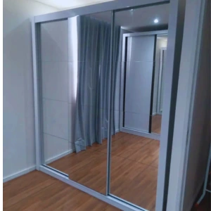 Guarda-roupa com portas de correr espelhadas