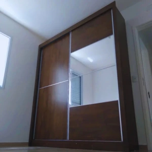 Guarda-roupa amadeirado com espelho