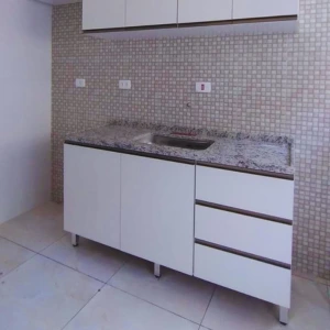 Armário branco de cozinha