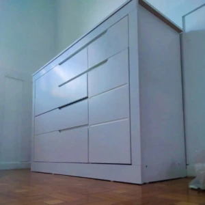 Cômoda branca com gavetas